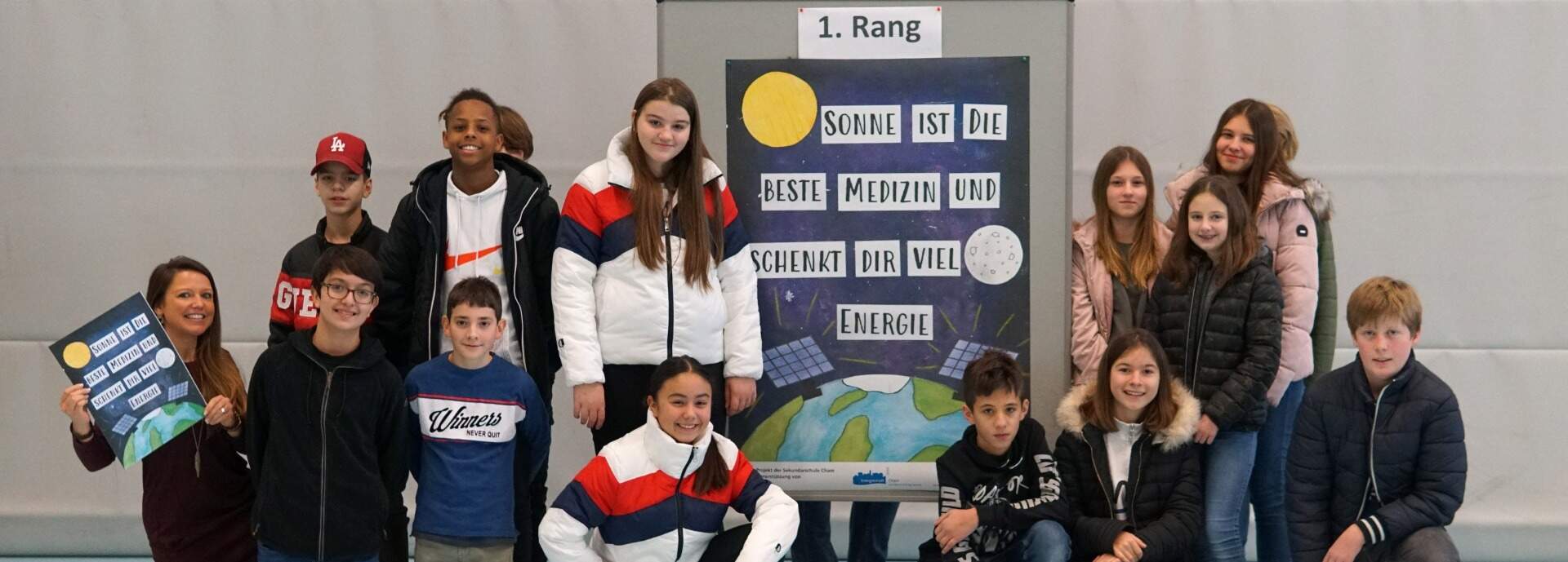 Die Klasse R1af mit ihrer Lehrerin Fabienne Odermatt als stolze Sieger.