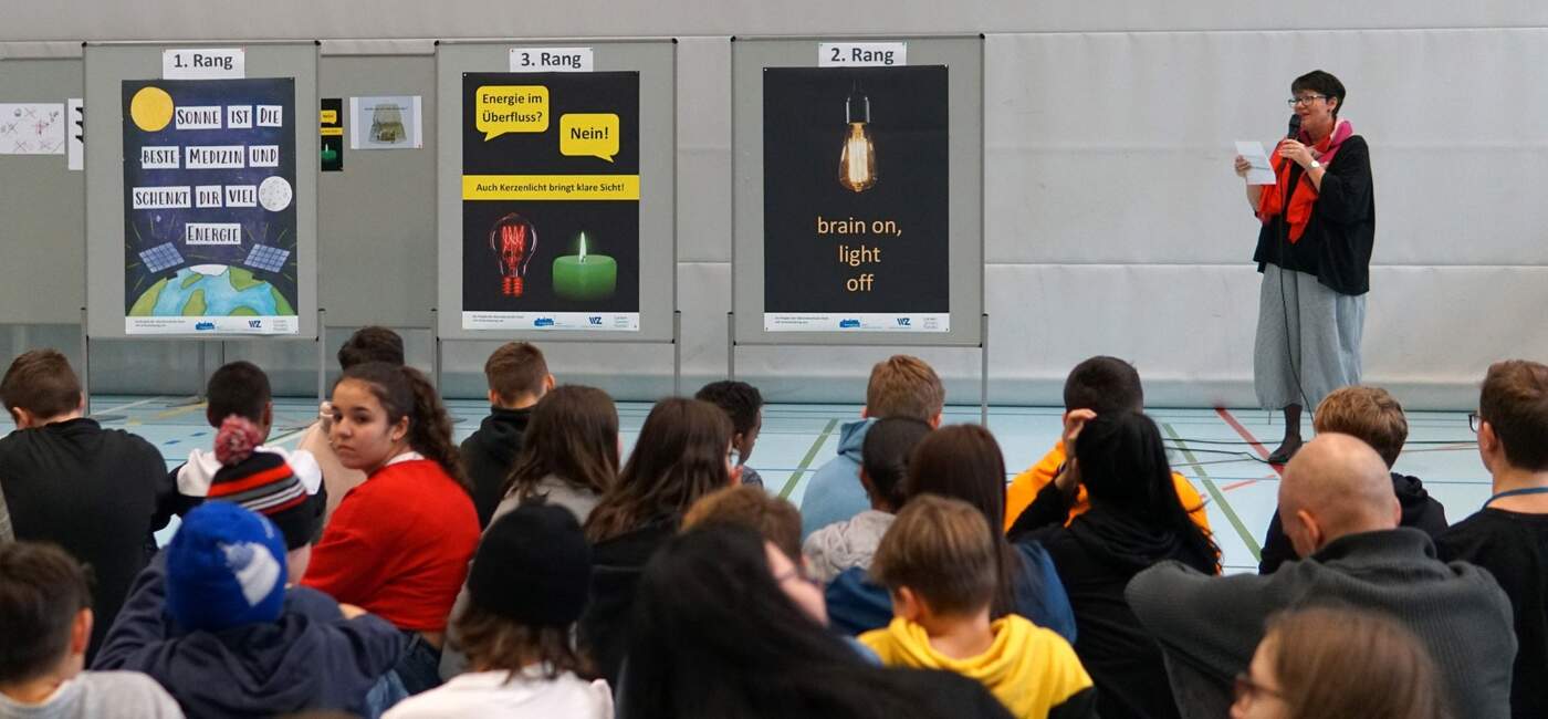 Die Schulleiterin Ursi Burkart-Merz verkündet die Sieger.